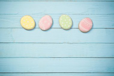 Mavi ahşap arka planda Paskalya süslemeleri 