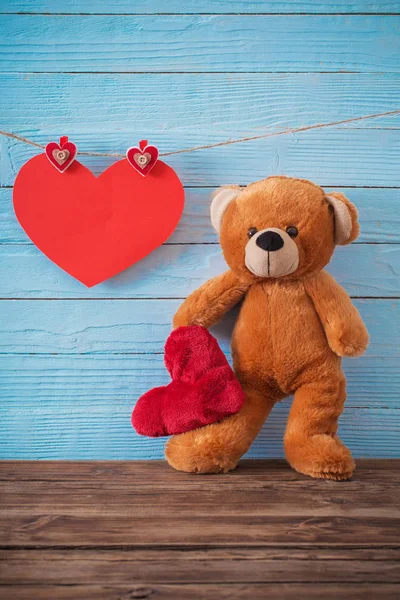 Osito de peluche con corazón rojo sobre fondo de madera viejo. San Valentín —  Fotos de Stock