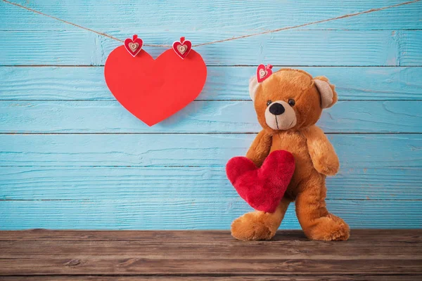 Osito de peluche con corazón rojo sobre fondo de madera viejo. San Valentín —  Fotos de Stock