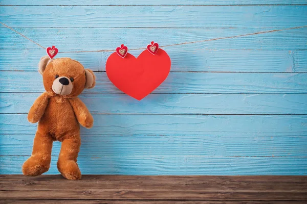 Osito de peluche con corazón rojo sobre fondo de madera viejo. San Valentín —  Fotos de Stock