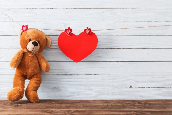Αρκουδάκι με κόκκινη καρδιά σε παλιό ξύλινο φόντο. Του Αγίου Βαλεντίνου — Φωτογραφία Αρχείου