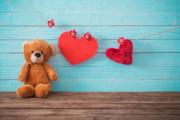 Тедді має червоне серце на старому дерев'яному тлі. Валентинів — стокове фото