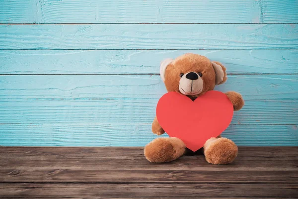 Orsacchiotto con cuore rosso su vecchio sfondo di legno. San Valentino — Foto Stock