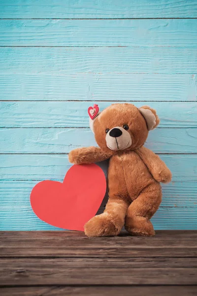 Osito de peluche con corazón rojo sobre fondo de madera viejo. San Valentín —  Fotos de Stock