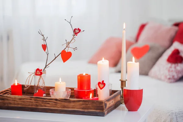 Κάψιμο κεριών σε λευκό τραπέζι στο εσωτερικό. Ημέρα του Αγίου Βαλεντίνου — Φωτογραφία Αρχείου