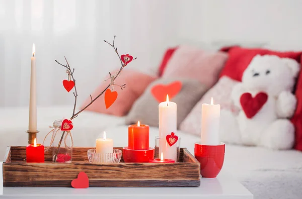 안에 있는 하얀 테이블 위에서 촛불을 켜고. 발렌틴의 날이 맞다 — 스톡 사진