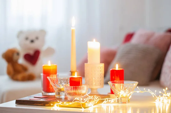 Velas ardientes en la mesa blanca en el interior. Conce día de San Valentín — Foto de Stock