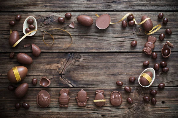 Huevos de chocolate sobre fondo de madera oscura —  Fotos de Stock