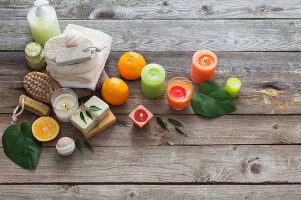 СПА-концепция с апельсиновыми фруктами на старом деревянном фоне — стоковое фото
