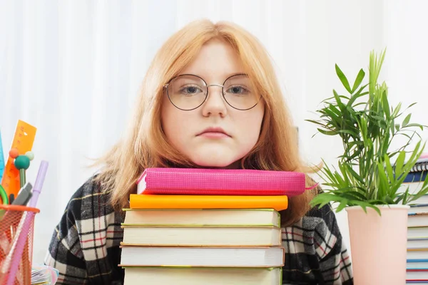 Студентка-підліток в окулярах робить домашнє завдання вдома, навчати — стокове фото
