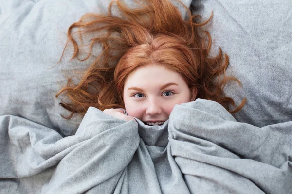 Śmieszne nastolatek dziewczyna na łóżko — Zdjęcie stockowe