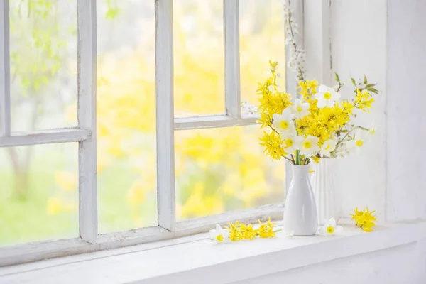 Flores amarillas de primavera en el alféizar de ventana — Foto de Stock