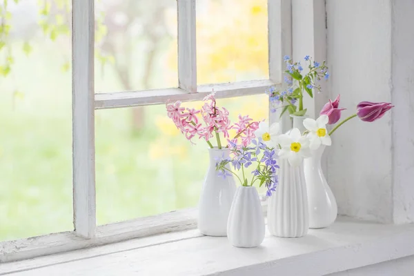 Flores de primavera en jarrón blanco en el viejo alféizar de la ventana —  Fotos de Stock