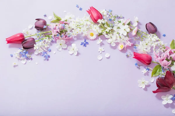 Весняні квіти на паперовому фоні — стокове фото