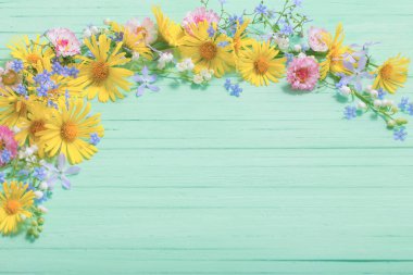 yeşil ahşap arka planda güzel çiçekler çerçevesi