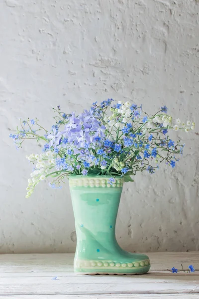 Весенние цветы в вазе на фоне белой старой стены — стоковое фото
