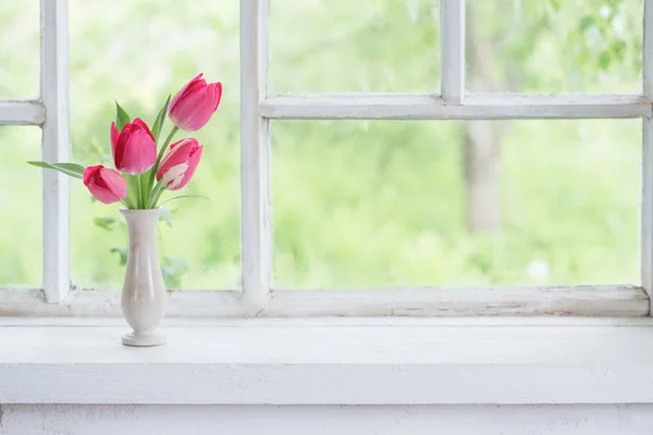 Tulipán vázában fehér ablakpárkányon — Stock Fotó