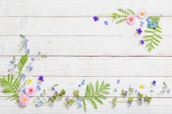 Красивые цветы на деревянном фоне — стоковое фото