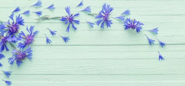 Flores de maíz azules sobre fondo de madera — Foto de Stock