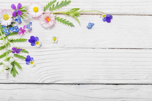 Schöne Blumen auf Holzgrund — Stockfoto