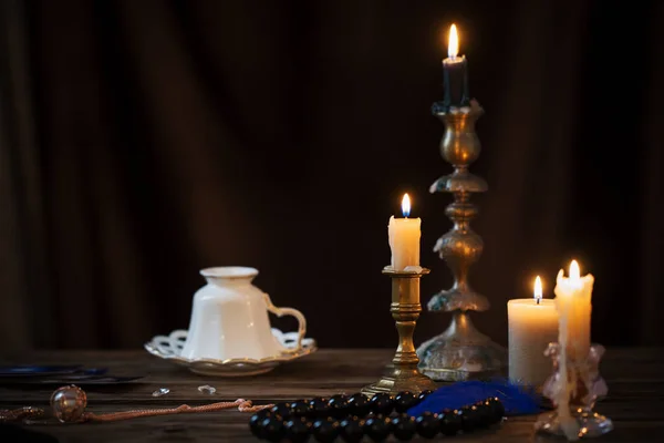 Fortune-telling with  cup of coffee and fortune-telling cards on — Stockfoto