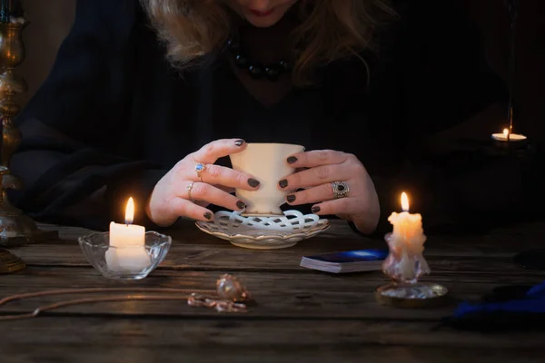 Mulher madura divines em motivos de café — Fotografia de Stock