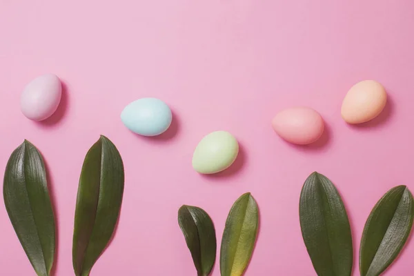 Orecchie di coniglio fatte di foglie verdi e uova dipinte su pasta — Foto Stock