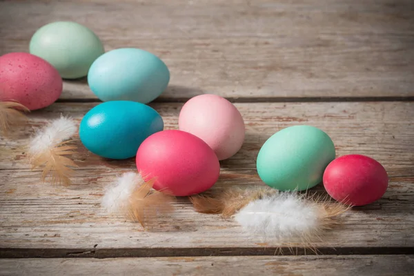 Huevos de Pascua sobre fondo de madera viejo — Foto de Stock