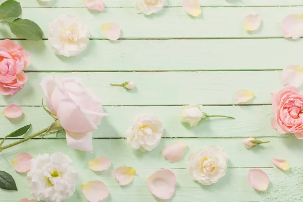Różowe i białe róże na zielonym drewnianym tle — Zdjęcie stockowe