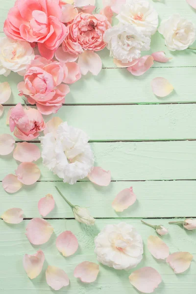 Rosa e rosas brancas em fundo de madeira verde — Fotografia de Stock