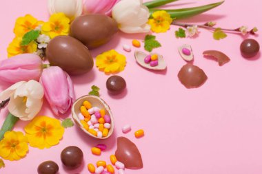 Yumurta ve çiçekli paskalya pembesi 