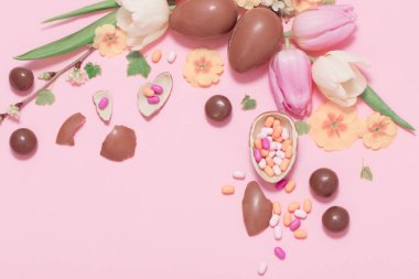 Yumurta ve çiçekli paskalya pembesi 