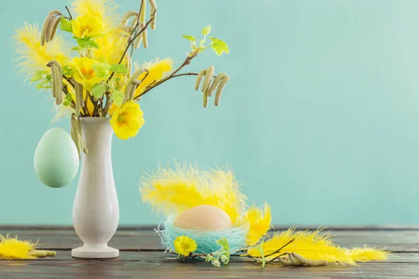 Ovos de Páscoa e flores de primavera no fundo verde — Fotografia de Stock