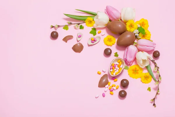 Easter pink background with eggs and flowers — Stock Photo, Image