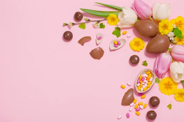 Fondo rosa de Pascua con huevos y flores — Foto de Stock