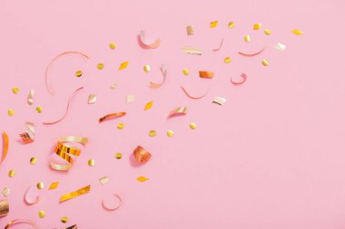 Pembe arka planda altın konfeti