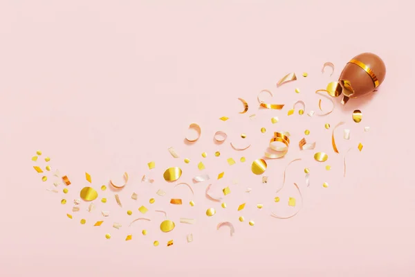 Oeuf au chocolat de Pâques avec confettis dorés sur fond rose — Photo