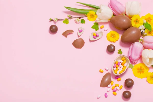 Fondo rosa de Pascua con huevos y flores — Foto de Stock