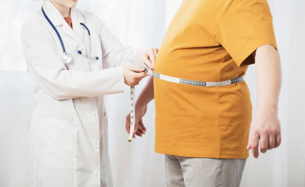 Doctor measures  man measures  waist — Stock Photo, Image