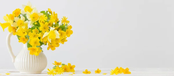 Bodegón con flores amarillas de primavera en jarra — Foto de Stock