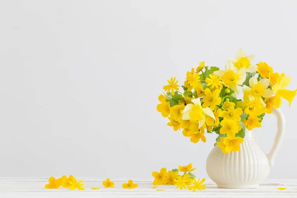 Natura morta con fiori gialli primaverili in brocca — Foto Stock