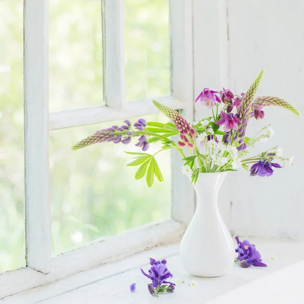 Flores de verano en el alféizar de la ventana blanca —  Fotos de Stock