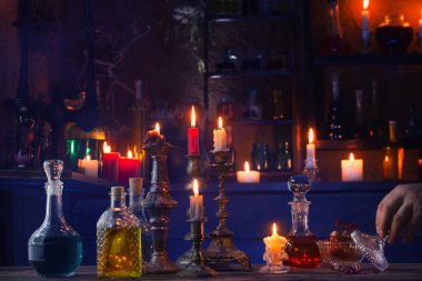 ahşap arka plan üzerinde şişelerde sihirli iksirler 