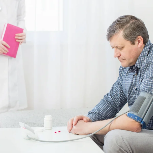 Médecin et patient mesurant la pression artérielle, soins de santé, hospita — Photo