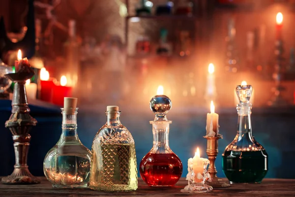 Potions magiques en bouteilles sur fond en bois — Photo