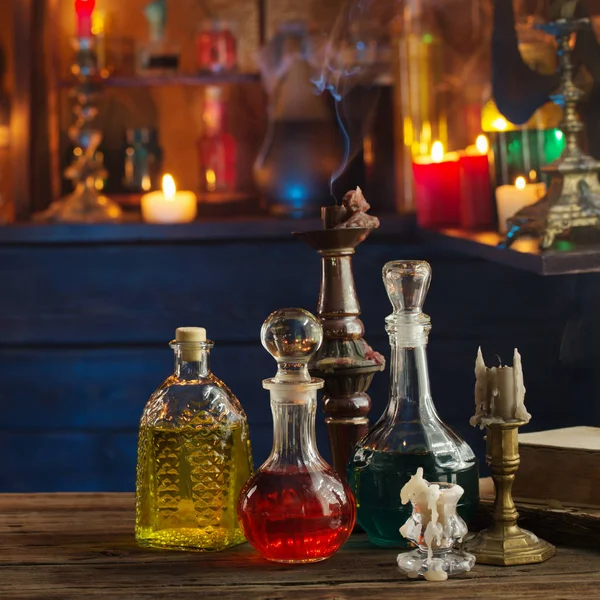 Potions magiques en bouteilles sur fond en bois — Photo