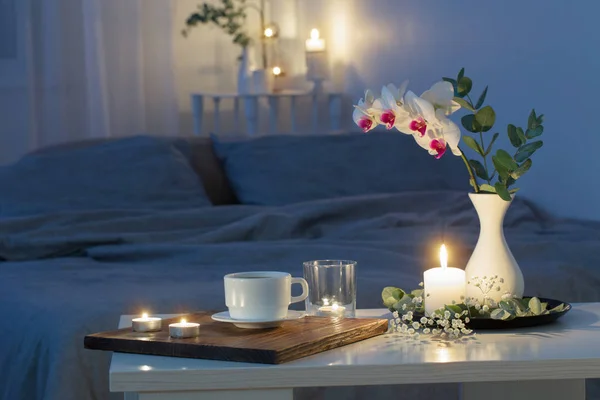 Natt Interiör Sovrum Med Blommor Och Brinnande Ljus — Stockfoto