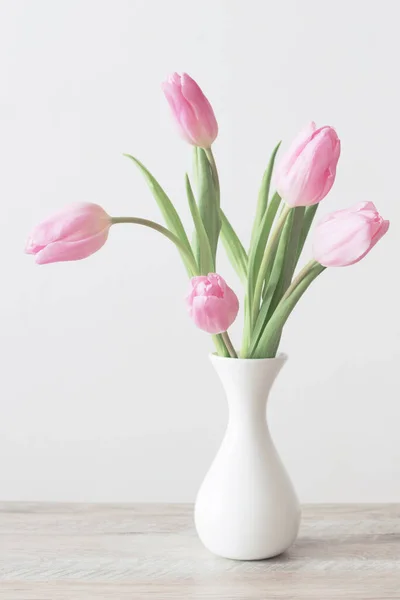 Pink Tulips White Ceramic Vase Wooden Table Background White Wall — Stock Photo, Image