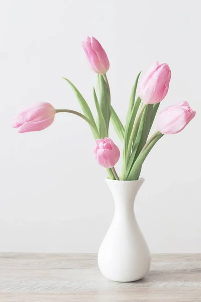 Tulipas Rosa Vaso Cerâmica Branca Mesa Madeira Fundo Parede Branca — Fotografia de Stock