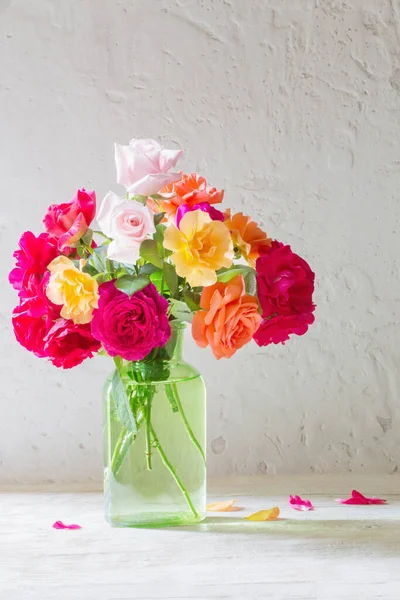 背景の白い壁に花瓶のバラ — ストック写真